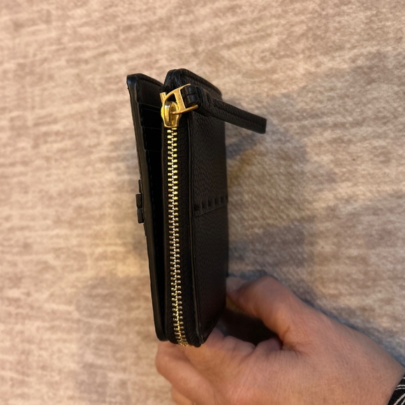 Tory Burch McGraw Pebbled Leather Bucket Bag and Matching Wallet - Picture 12 of 16